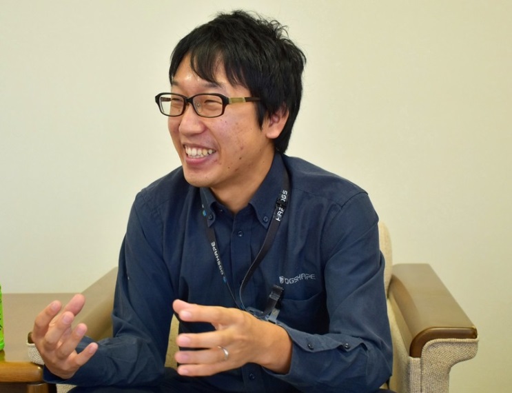 現場リーダーの吉岡さん。「一緒に働いてみると、それほど困ることはないですね」